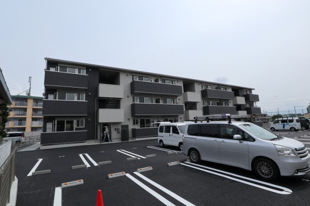 【中巨摩郡昭和町清水新居のアパートの建物外観】