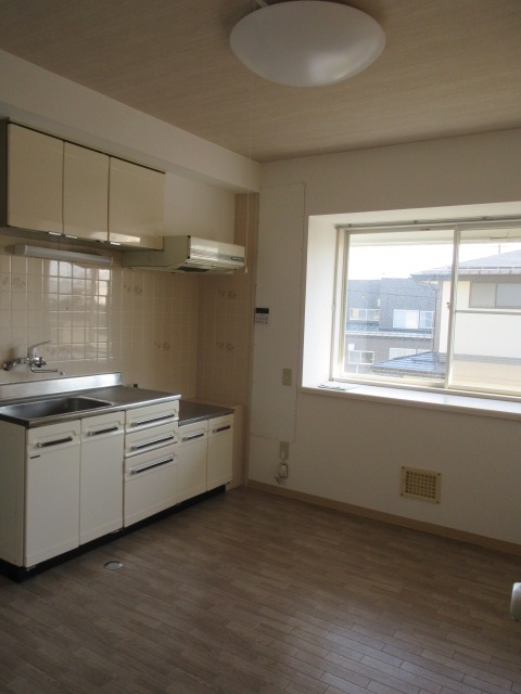 キッチン　窓あり明るいキッチン