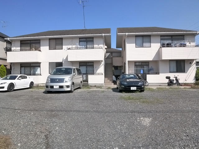 駐車場　●建物の前面が駐車場となります。