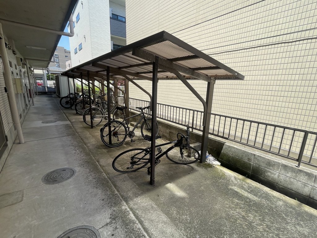 その他共有部分　屋根付き駐輪スペース。敷地内ごみ置場