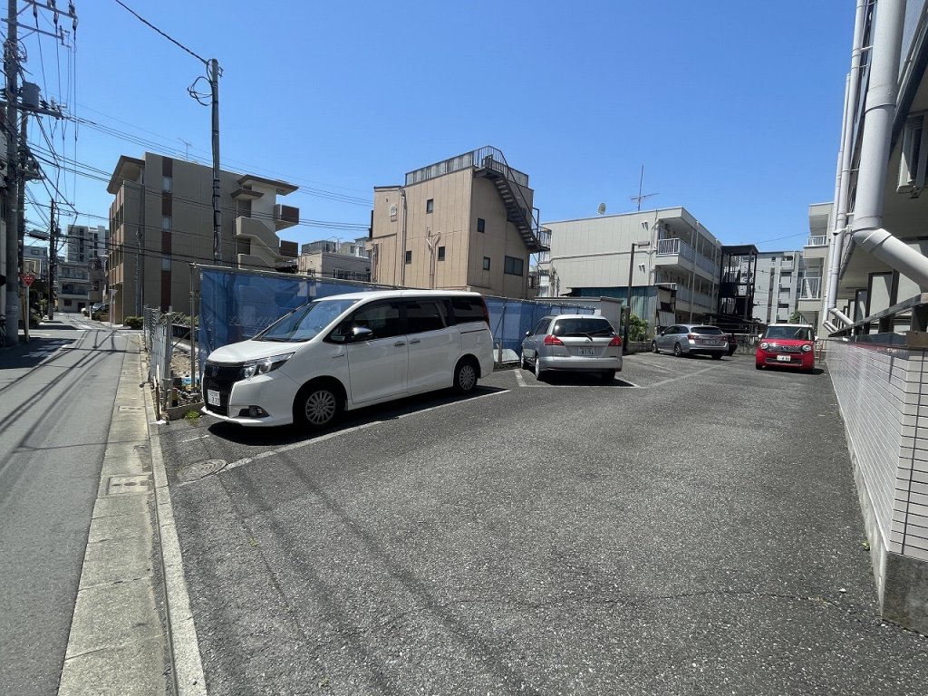 バルコニー　１階目の前の雰囲気。駐車場です。