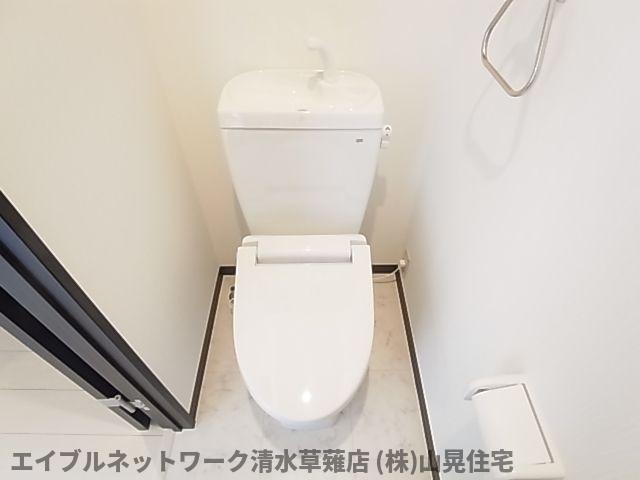 トイレ　落ち着いた色調のトイレです