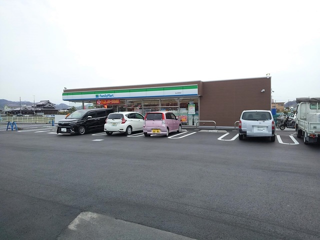コンビニ　ファミリーマート松山和気店（コンビニ）まで1032m