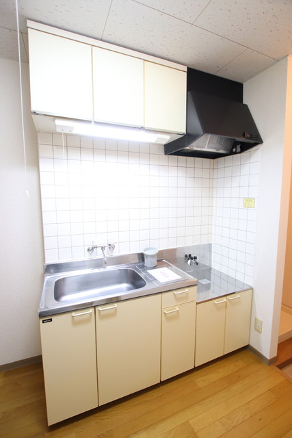 キッチン　キッチン４帖　吊戸棚もあって便利♪