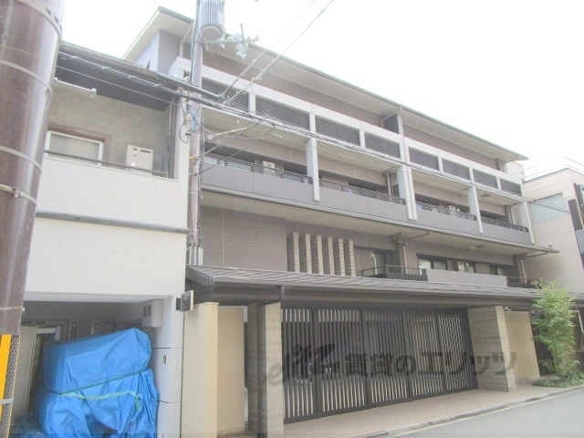 京都市上京区梅屋町のマンションの建物外観