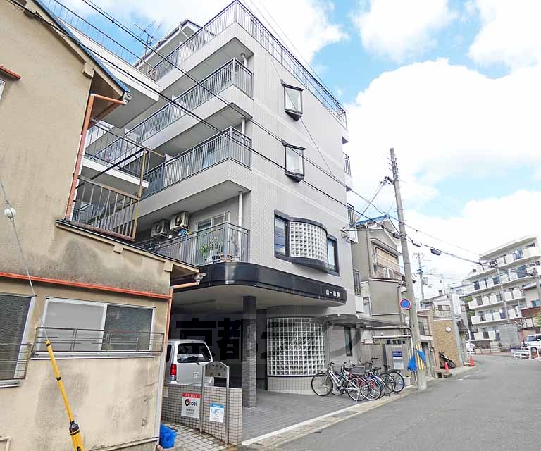 京都市北区衣笠荒見町のマンションの建物外観