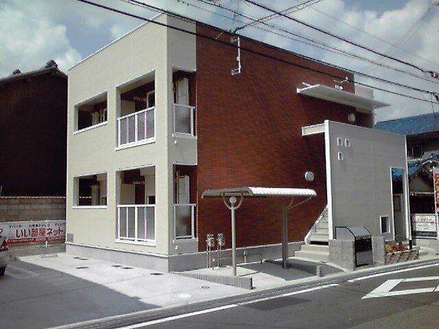 大和高田市東雲町のアパートの建物外観
