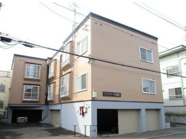 札幌市白石区北郷三条のアパートの建物外観