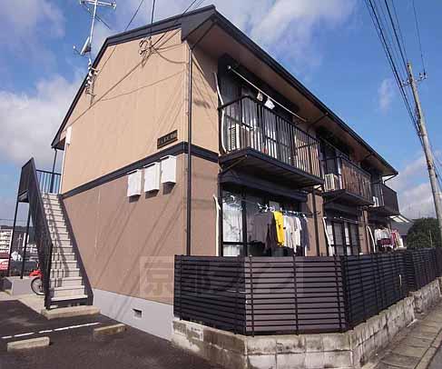 京都市伏見区石田大山町のアパートの建物外観