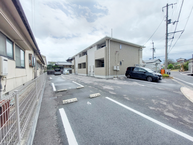 【松山市北斎院町のアパートの駐車場】