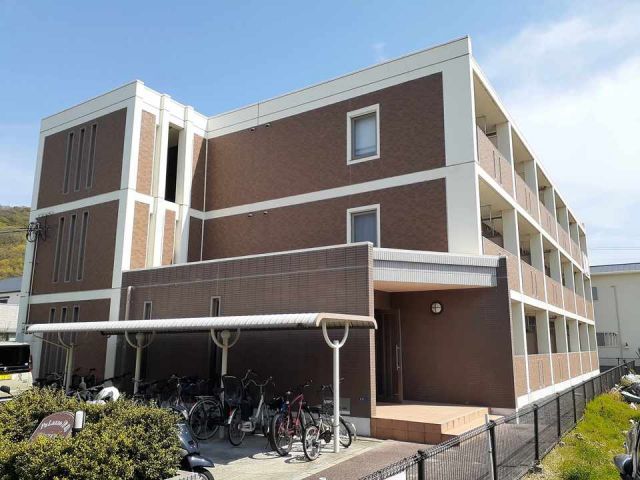 岡山市北区津島福居のマンションの建物外観