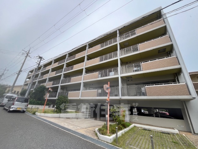 箕面市小野原西のマンションの建物外観