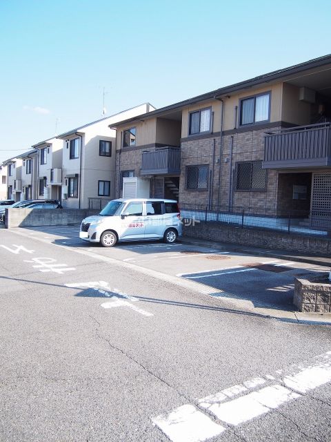 【知多郡美浜町河和台のアパートの駐車場】