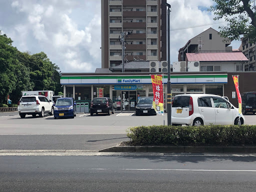 コンビニ　ファミリーマート（コンビニ）まで712m
