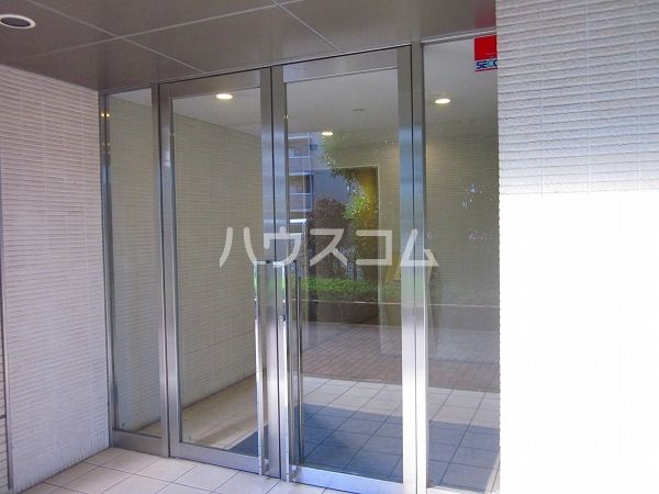 【目黒区南のマンションのエントランス】