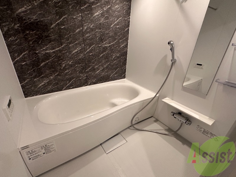 バス・シャワールーム　こちらの広々としたお風呂で一日の疲れを癒して下さい。