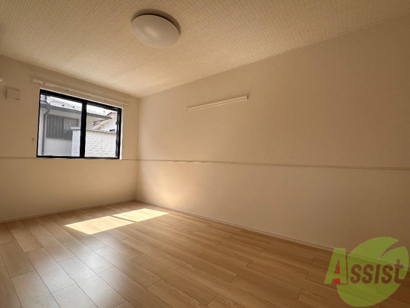 その他部屋・スペース　７．７帖の洋室です、大きめのベッドも充分入りますね。