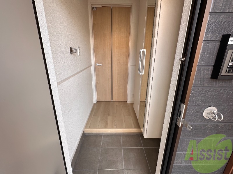 玄関　玄関からはすぐにお部屋が見えないので安心です。