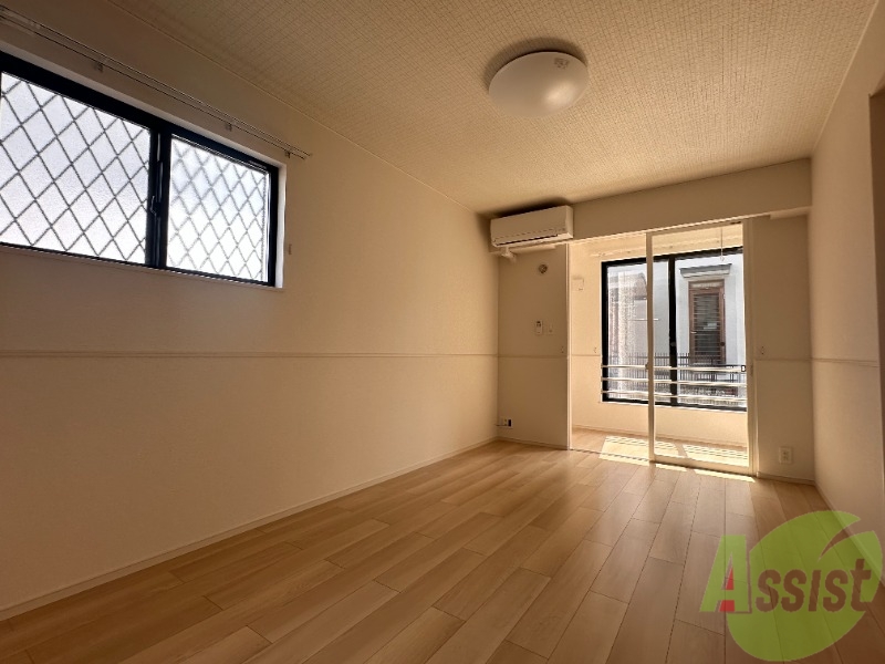 居室・リビング　１２．３帖のリビングです、２面採光で光が差し込みますね、