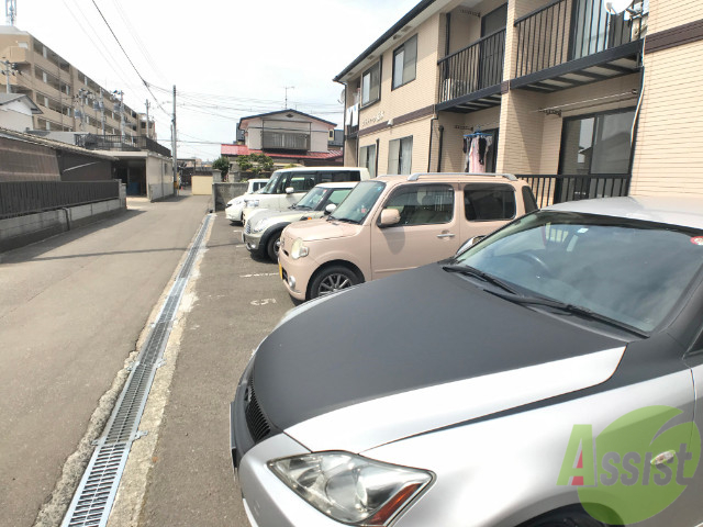 【プラティーク桜木の駐車場】