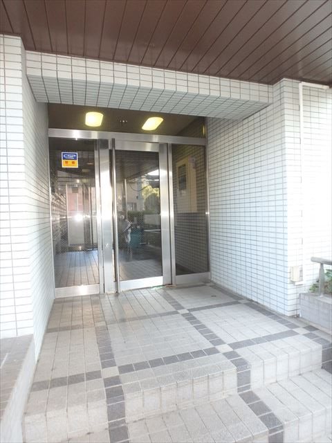 【川口市本町のマンションのエントランス】