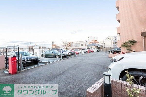 【名古屋市東区芳野のマンションの駐車場】