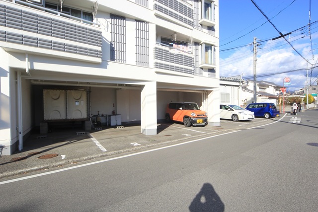 【松山市南江戸のマンションの駐車場】