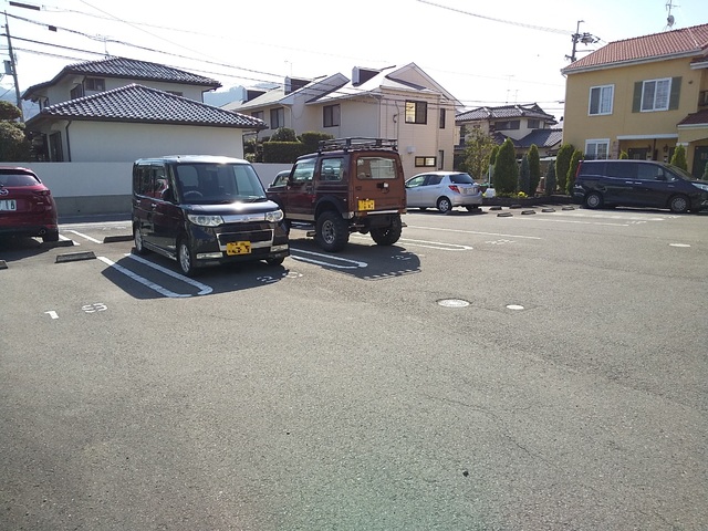 【松山市樽味のアパートの駐車場】