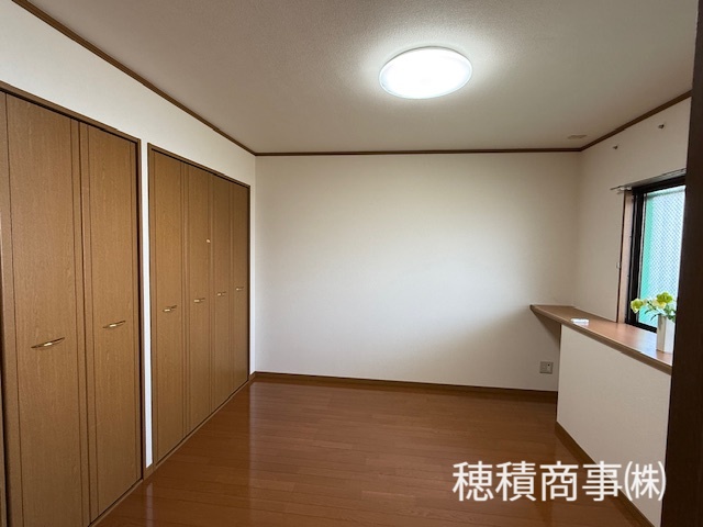 その他　収納充実の玄関横洋室