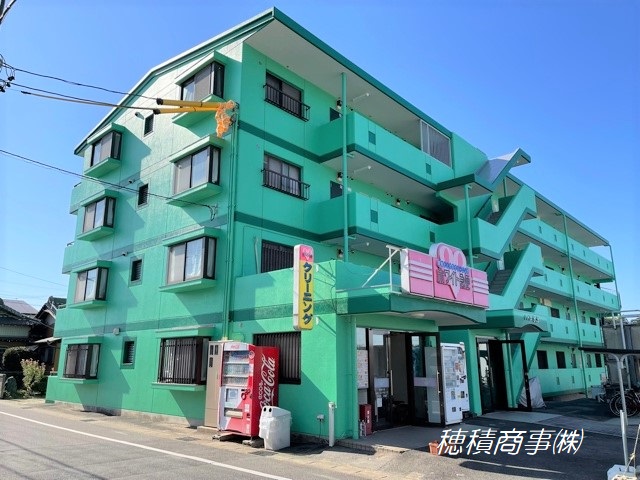 建物外観　1階のクリーニング店は嬉しいですね