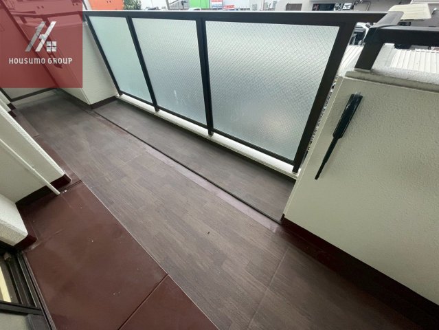 玄関　開放的で明るい空間を演出してくれるバルコニーです