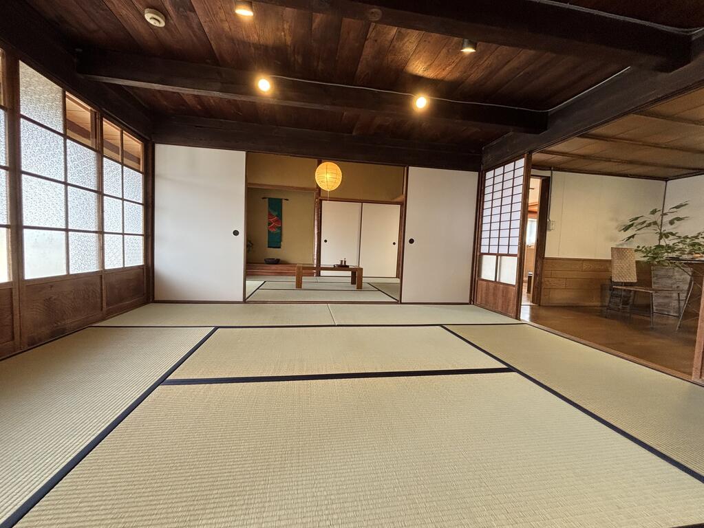 木目リノベーション済み古民家の内装写真