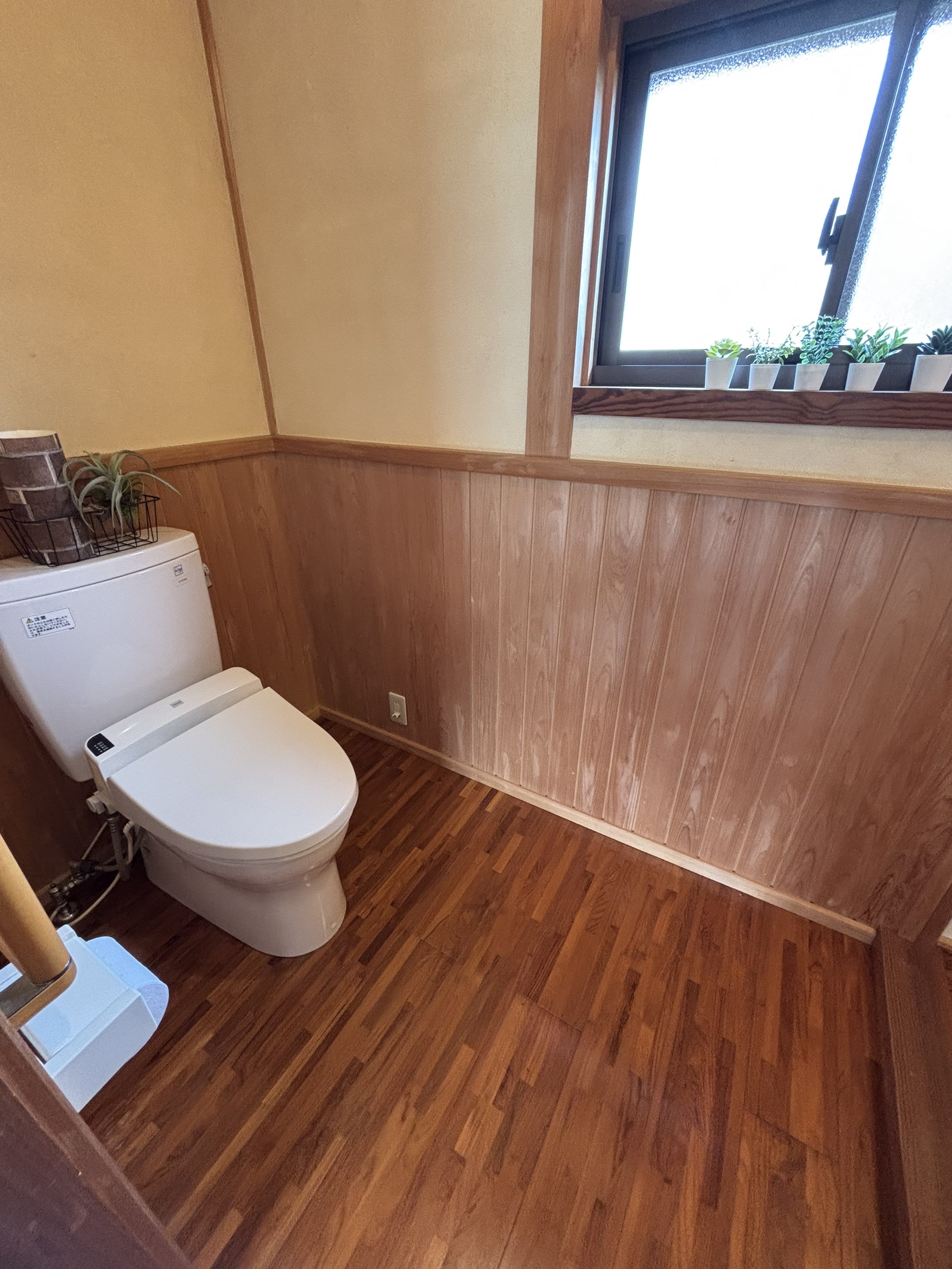 木目リノベーション済み古民家のトイレ写真