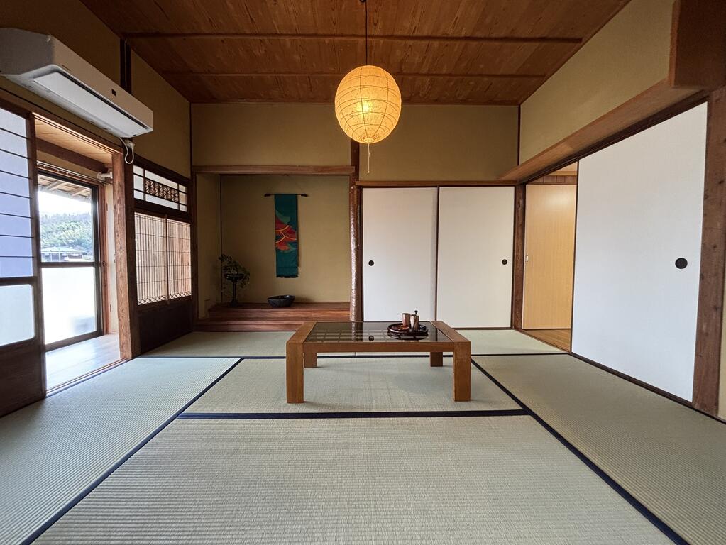 木目リノベーション済み古民家の居間写真