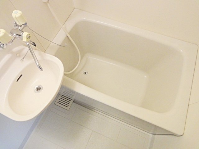 バス・シャワールーム　コンパクトで使いやすいお風呂です