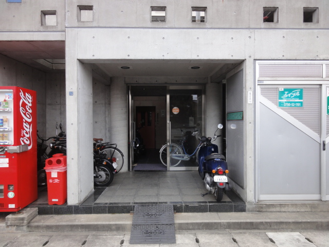 エントランス　落ち着いたエントランスです