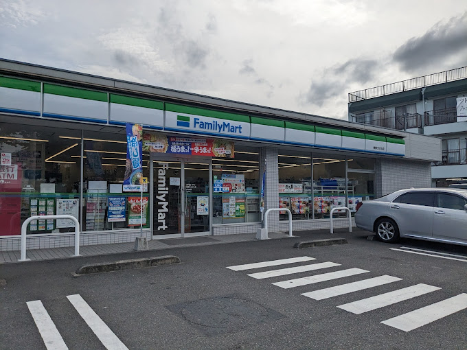 コンビニ　ファミリーマート 秦野ひらさわ店（コンビニ）まで528m