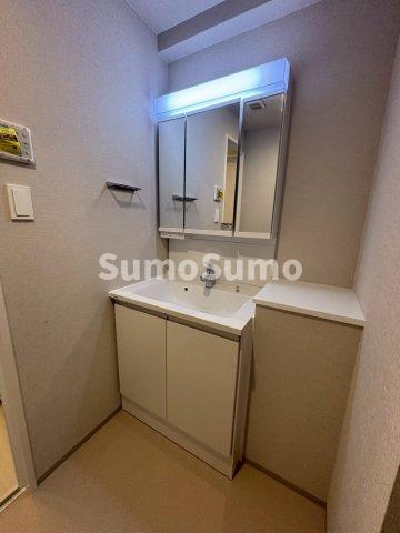 洗面設備　明るい洗面所です