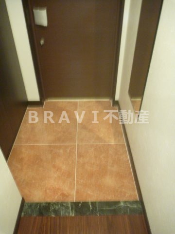 玄関　【プレジオ本町】収納もある玄関です