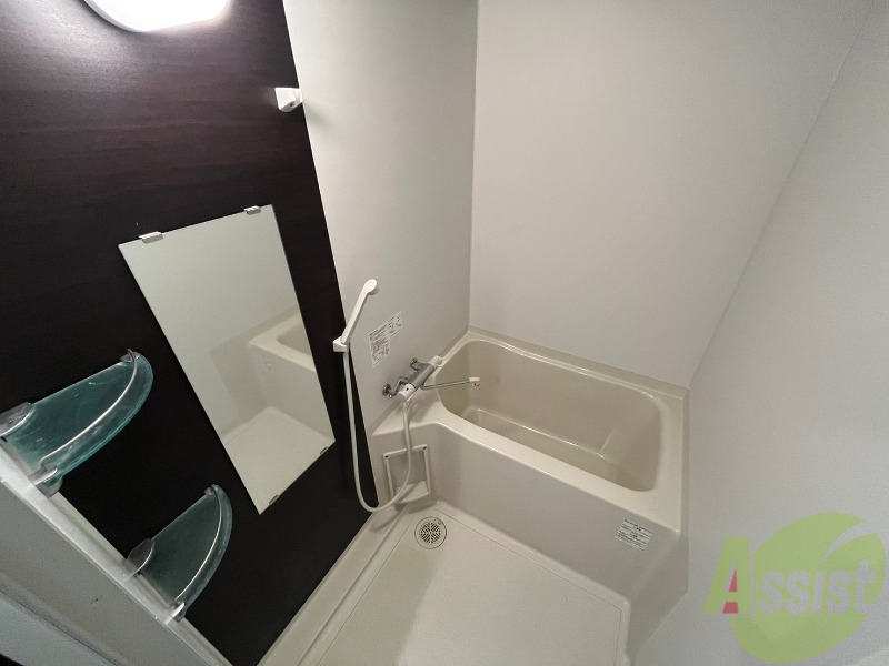 バス・シャワールーム　広々したお風呂で快適にくつろげそうです。
