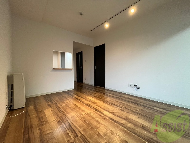 居室・リビング　フローリングや壁の色がお洒落な印象のリビングです。