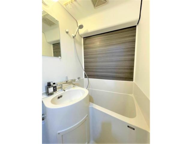 バス・シャワールーム　ブラウンのパネルが落ち着いた雰囲気のバスルームです