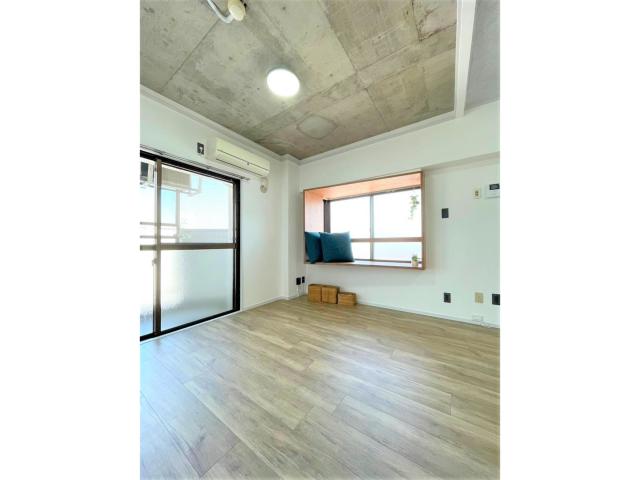 居室・リビング　打ちっぱなしの天井がスタイリッシュ