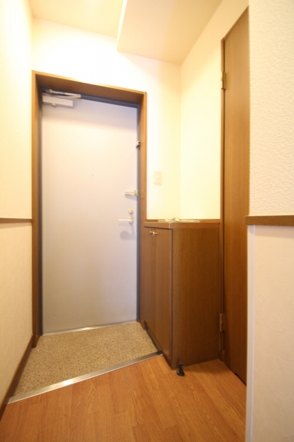 玄関　写真は別号室です。