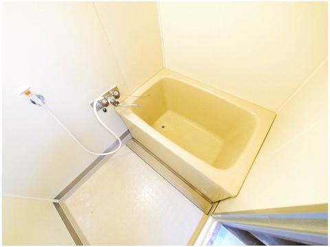 バス・シャワールーム　コンパクトで使いやすいお風呂です