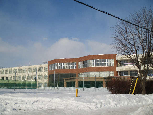 中学校　帯広市立帯広第一中学校（中学校）まで714m