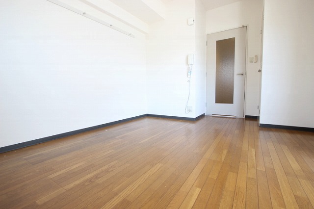 居室・リビング　同物件、別号室のものです。