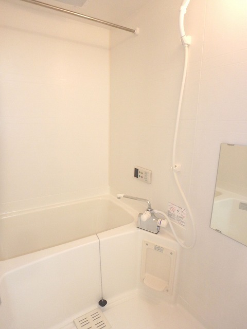 バス・シャワールーム　浴室乾燥付きで雨の日でも洗濯物が干せます☆