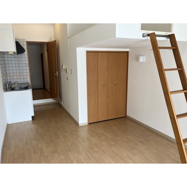 居室・リビング　同物件別室です。