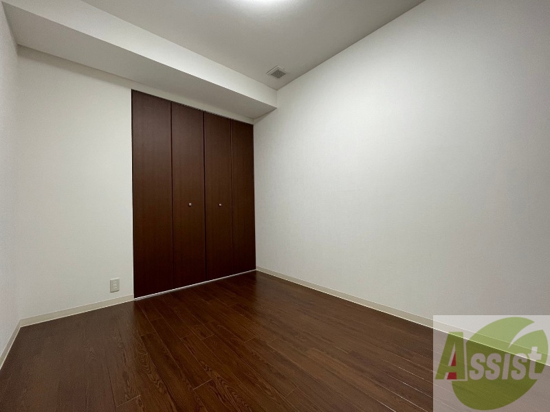 その他部屋・スペース　５帖の洋室です。広々として、きれいですね。